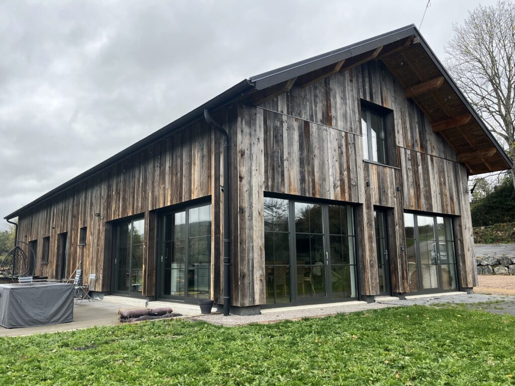 Maison toute de bois vêtue